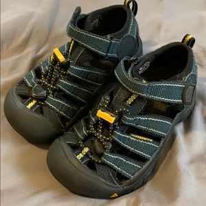 Little boys navy/yellow Keen sandals